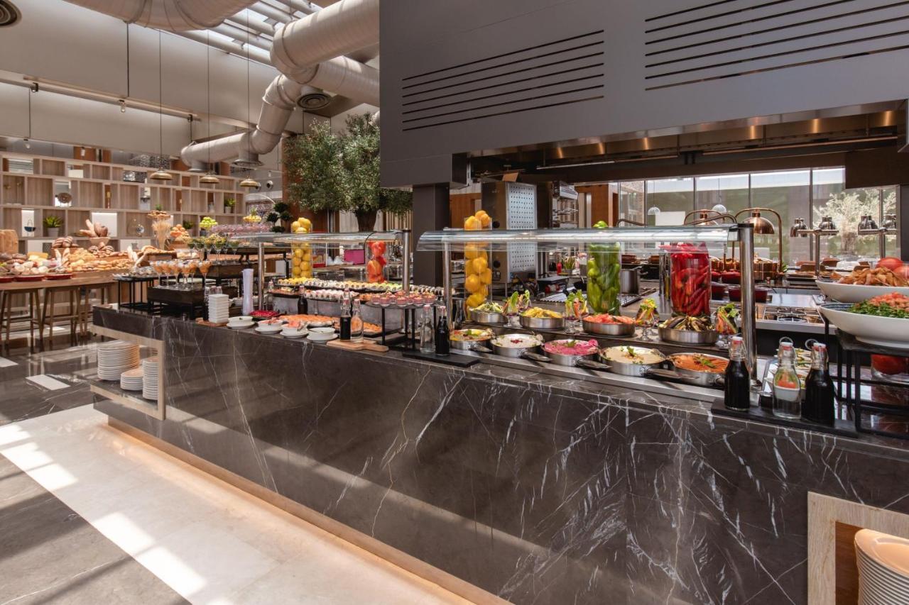 Jeddah Marriott Hotel Madinah Road Exterior photo The buffet at the hotel