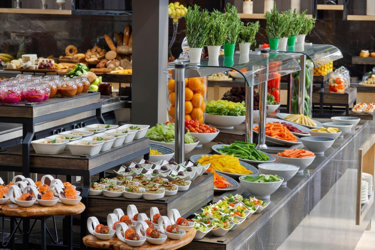 Jeddah Marriott Hotel Madinah Road Exterior photo A salad bar