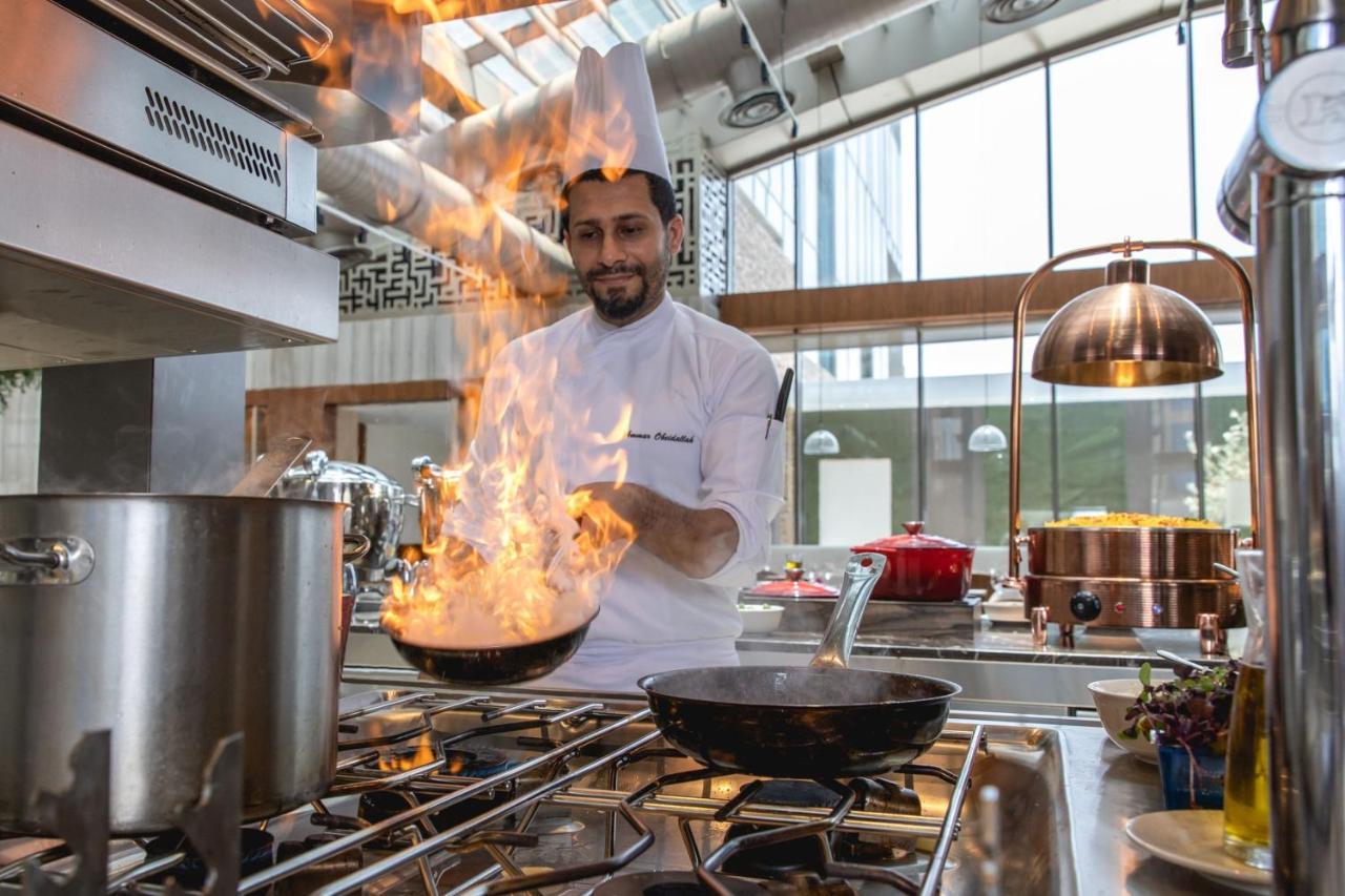 Jeddah Marriott Hotel Madinah Road Exterior photo Chef cooking with a flambé torch