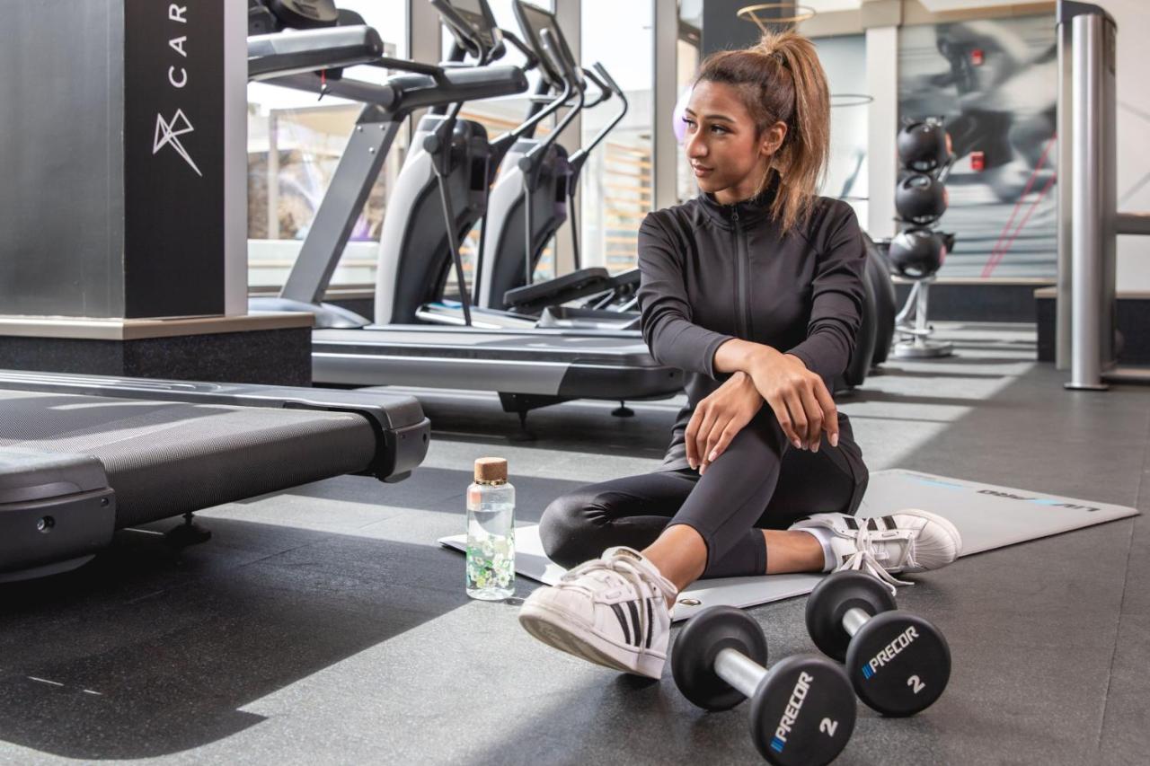 Jeddah Marriott Hotel Madinah Road Exterior photo A woman in a gym