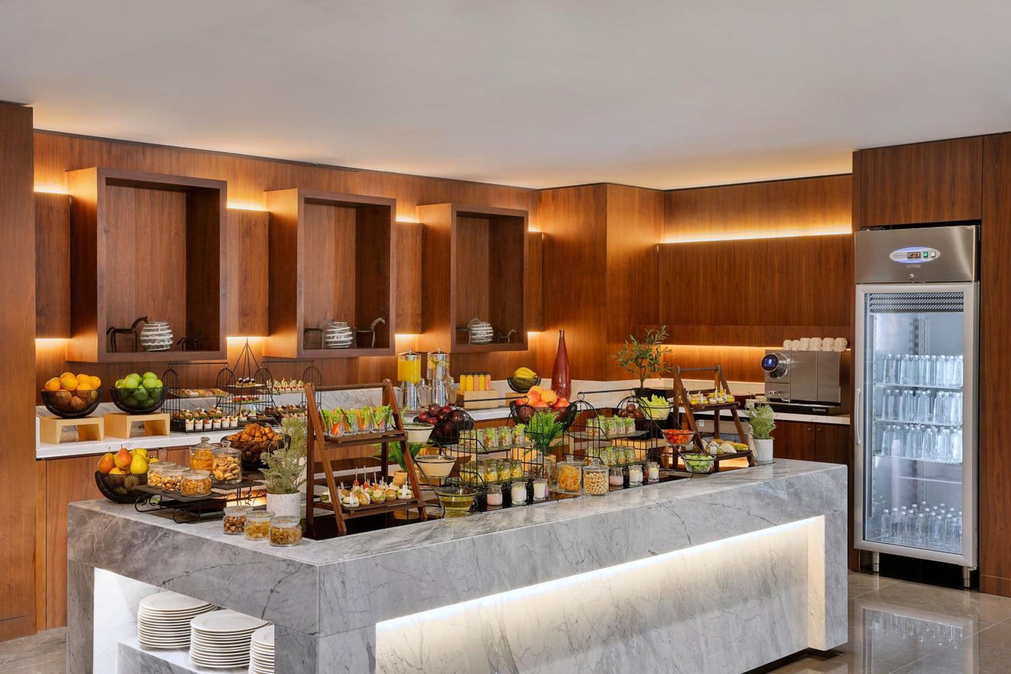 Jeddah Marriott Hotel Madinah Road Exterior photo The buffet at the lounge