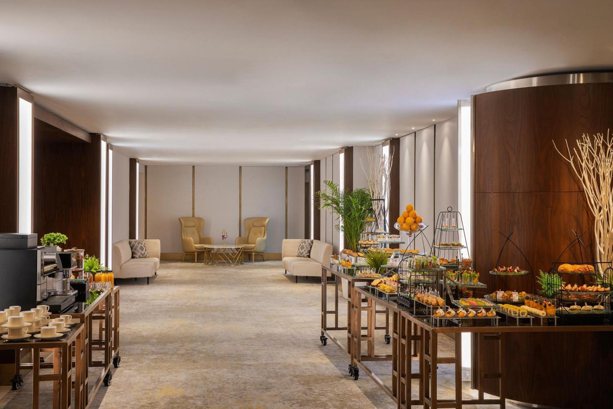 Jeddah Marriott Hotel Madinah Road Exterior photo The Westin Mumbai International Airport